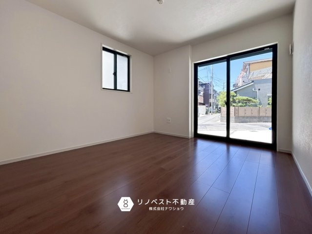 東大阪市菱屋西の洋室|6.4帖の1階洋室は大きな窓が付いており、非常に明るいです！クローゼット付き◎