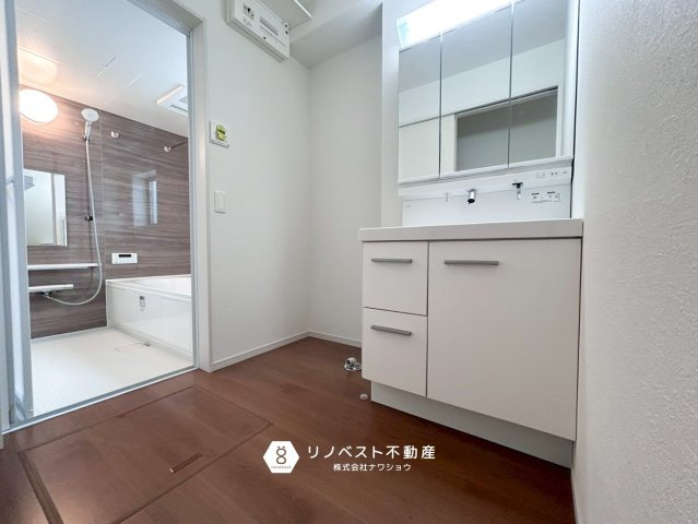 東大阪市菱屋西の独立洗面台|三面鏡付洗面台で身支度がスムーズに快適に！十分なスペースが確保された快適な洗面空間です♪