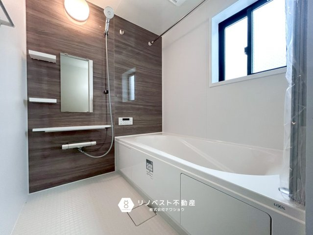 東大阪市菱屋西の浴室|綺麗な浴槽で日々の疲れを癒してください◎窓付で十分に換気ができます♪