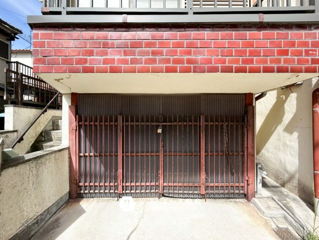 横小路２丁目中古戸建の駐車場|1階は車庫・倉庫です◎趣味部屋にも最適♪