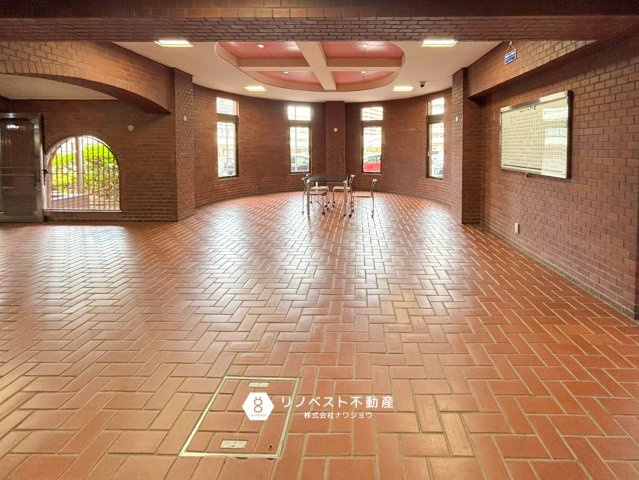 第一シャトー八戸の里のその他共用部分|清潔感のあるロビーは、住まいの顔として訪れる人を気持ちよく迎えてくれます♪