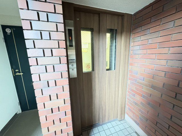 潮ハイツのエントランス