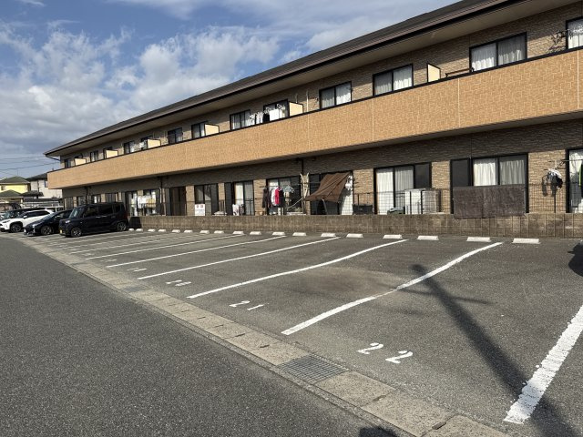 プレイン野里の駐車場