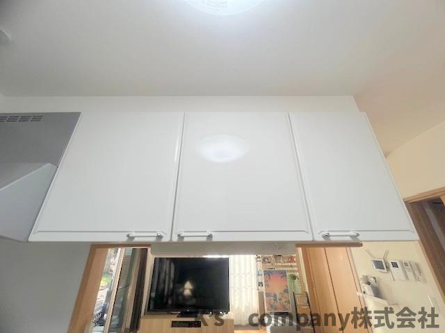 ■高座郡寒川町宮山　中古戸建③のキッチン|普段使いの少ない調理家電や調理器具などの保管にも役立つ吊戸棚収納☆