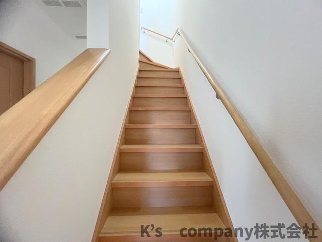 ■高座郡寒川町宮山　中古戸建③の内装|手すり付きの階段☆小さなお子様やご年配の方にも安心の仕様です◇