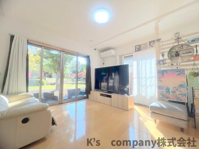 ■高座郡寒川町宮山　中古戸建③の居間・リビング|2面採光で広い窓からの日差しが、部屋全体を明るく暖かさを感じられる憩いのスペースです♪