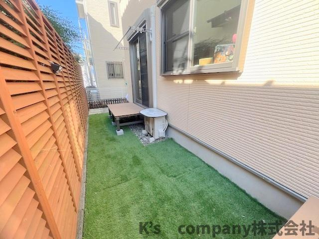 ■高座郡寒川町宮山　中古戸建③の庭|人工芝が敷かれている南東側のお庭周辺スペース◇