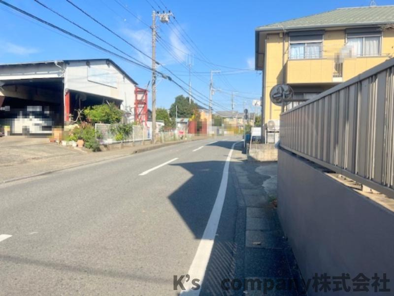 ■高座郡寒川町宮山　中古戸建③の前面道路含む現地写真|前面道路の様子です◇近くにコンビニがあり便利な立地です♪