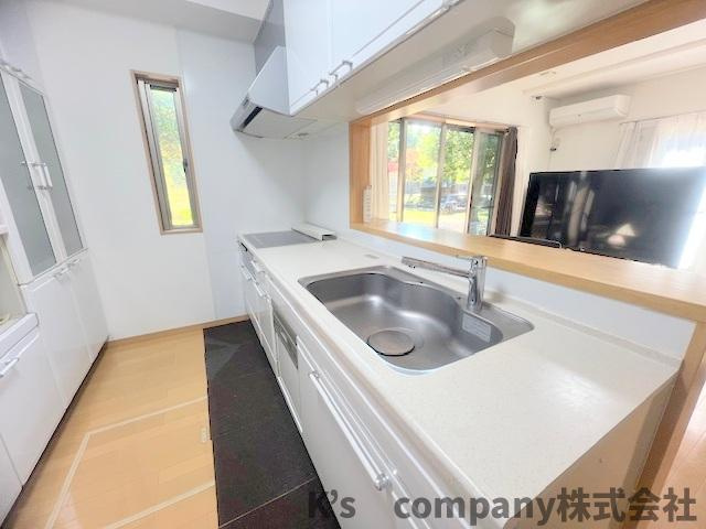 ■高座郡寒川町宮山　中古戸建③のキッチン|来客の際に手元を見られることなくお料理ができるカウンターキッチン☆小さなお子様のいるご家庭は見守りながら家事がでできます☆