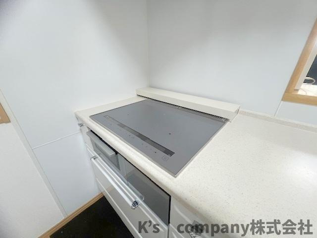 ■高座郡寒川町宮山　中古戸建③のキッチン|小さなお子様のいるご家庭でも安心なIHクッキングヒーター♪