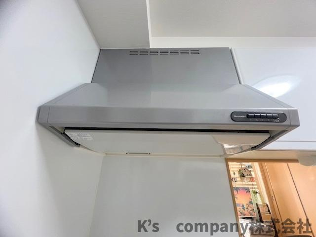 ■高座郡寒川町宮山　中古戸建③のキッチン|お手入れのしやすいレンジフード♪