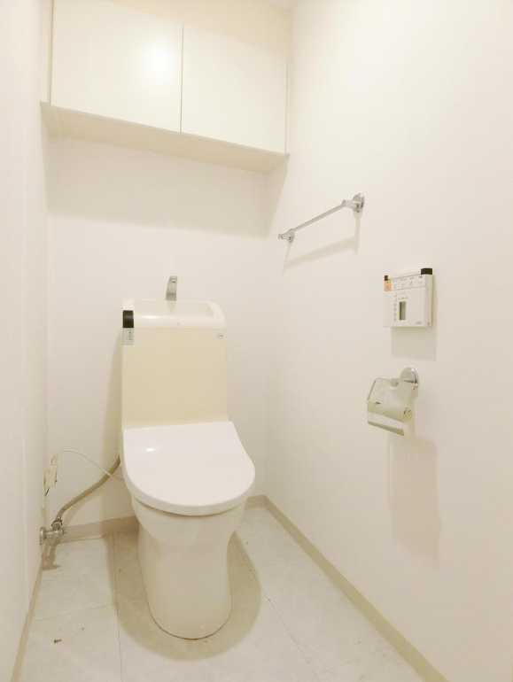 レジデンス三宿　ネット無料　トランクルーム　メゾネットのトイレ