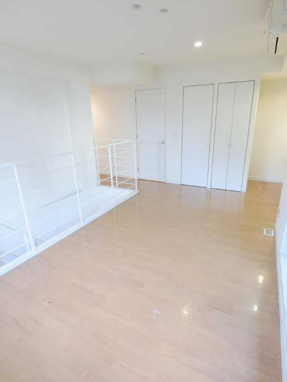 レジデンス三宿　ネット無料　トランクルーム　メゾネットの洋室