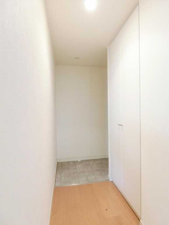 レジデンス三宿　ネット無料　トランクルーム　メゾネットの玄関