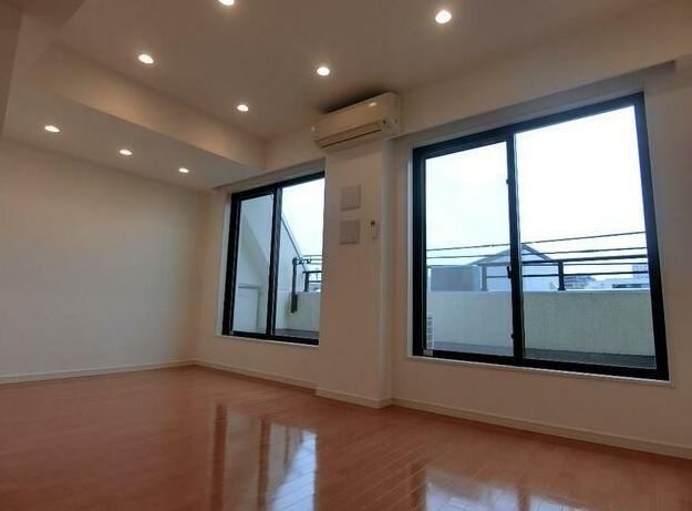 レジデンス三宿　ネット無料　トランクルーム　メゾネットの居間・リビング