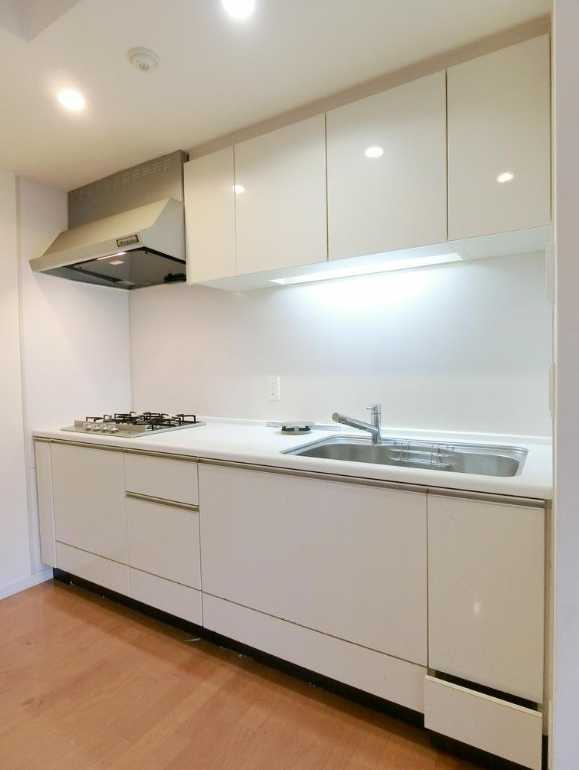 レジデンス三宿　ネット無料　トランクルーム　メゾネットのキッチン