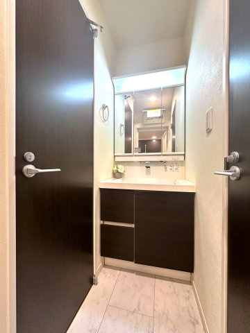 荒川区荒川8丁目の良邸の独立洗面台|明るい洗面スペースは、使いやすさを徹底的に追求した設計です。忙しい朝も快適に自然と笑顔がこぼれる心地よいひとときを叶えます。毎日の身支度がスムーズに整う、家族みんなに優しい空間です。