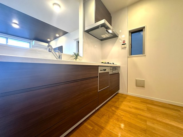 荒川区荒川8丁目の良邸のキッチン|使い勝手の良さとデザイン性を兼ね備えたキッチンは、料理好きの方にも嬉しい仕様。手元が明るく、調理中も快適に過ごせ、家族との会話も自然と弾みます。