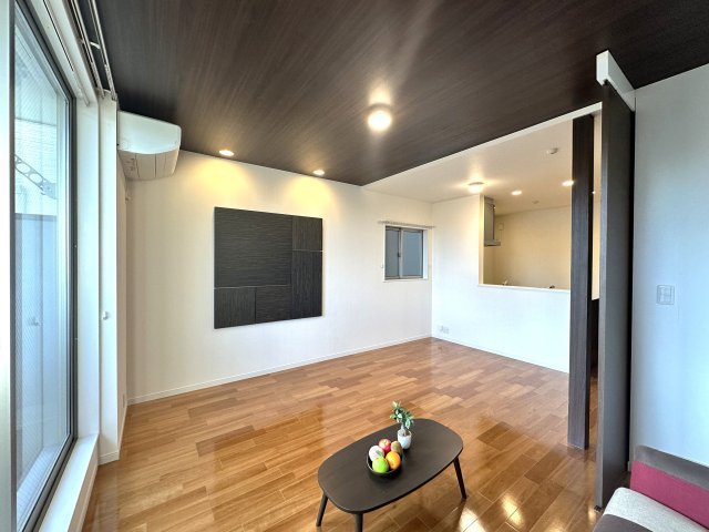 荒川区荒川8丁目の良邸の居間・リビング|木の温もりを感じるフローリングとやわらかな光が調和したリビングダイニングは、家族の会話と笑顔があふれる憩いの場。広さと開放感にこだわった設計で、心地よい暮らしを叶えます。