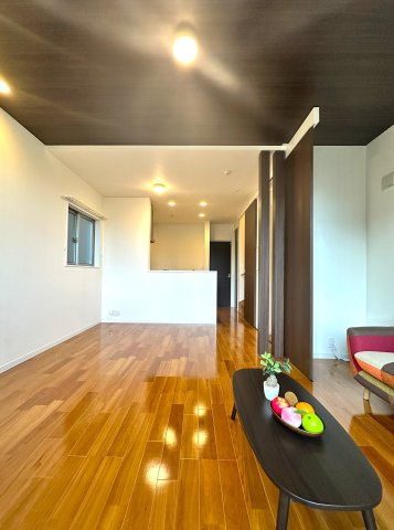 荒川区荒川8丁目の良邸の居間・リビング|落ち着いた品格ある内装と広々としたゆとりの空間が融合したリビングは、家族の安らぎの場となり、食事や団らんの時間を一層豊かに彩ります。