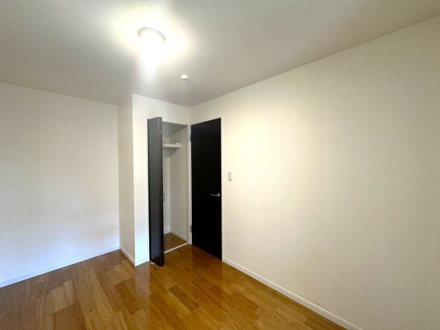 荒川区荒川8丁目の良邸の洋室|明るさと落ち着きを兼ね備えた洋室。大きな窓から差し込む自然光が、心をやさしく満たしてくれる穏やかなプライベート空間です。