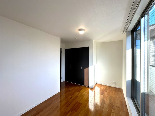 荒川区荒川8丁目の良邸の洋室|静かに流れる時間とやわらかな光のグラデーションに包まれる洋室。ここは暮らす人の感性をそっと受け止め、毎日を美しく彩る特別な空間です。