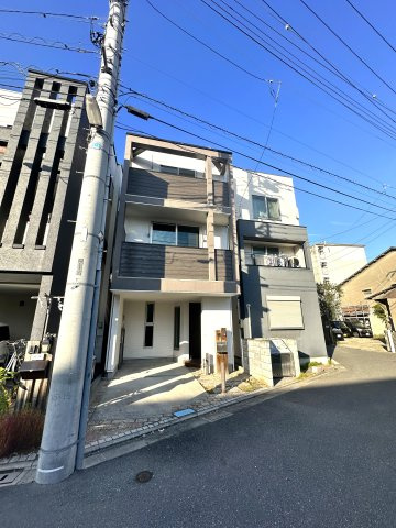 荒川区荒川8丁目の良邸の前面道路含む現地写真|控えめながらも洗練されたフォルムが、街並みに自然と溶け込みます。ほどよい高さと落ち着きのある佇まいが、住まう人に安心感と静かな誇りをもたらします。