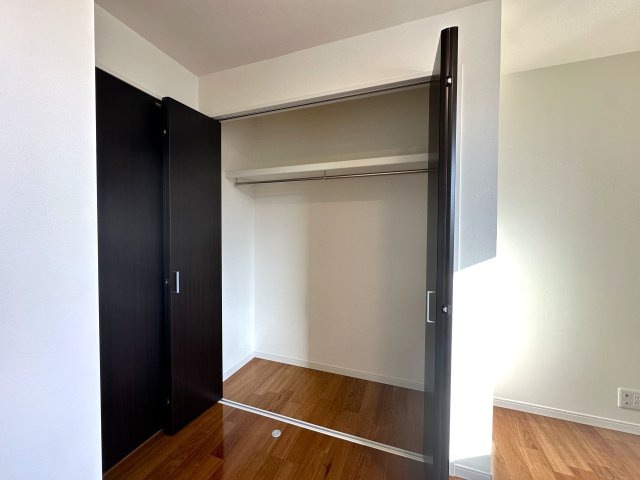 荒川区荒川8丁目の良邸の収納|生活感をさりげなく隠す収納スペースが、インテリアを美しく整え、空間に広がりとゆとりをもたらします。細部までこだわった設計が、上質で心地よい暮らしを実現します。