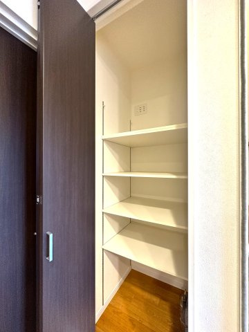 荒川区荒川8丁目の良邸の収納|暮らしをすっきり整える豊富な収納スペースは、衣類から日用品まで余裕を持ってしまえ、いつも整った美しい住まいを保つことができます。快適な生活を支える頼もしい味方です。