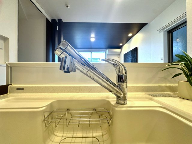 荒川区荒川8丁目の良邸のキッチン|浄水機能付きの水栓は、安心でおいしい水がすぐ使える便利な設備。ハンドシャワーで使い勝手もよく、毎日の家事が快適になります。使い勝手と衛生面を両立した設計が、毎日の家事に小さな心地よさと楽しさをプラス。