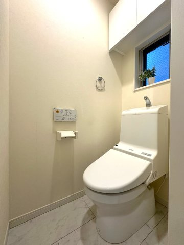 荒川区荒川8丁目の良邸のトイレ|最新設備を備えたトイレは、快適性とスタイリッシュさを兼ね備えた空間。清潔感のある美しい内装とすっきりとしたデザインが、暮らしに心地よさをプラス。清潔・快適・美しさが調和した、上質なトイレ空間です。