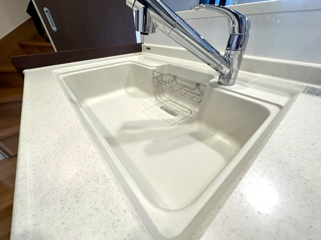 荒川区荒川8丁目の良邸のキッチン|人工大理石のシンクは天板とシンクが同じ素材の為、つなぎ目がなく汚れにくい造りになっております。の