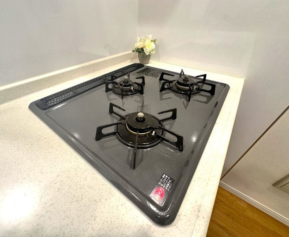 荒川区荒川8丁目の良邸のキッチン|3口ガスコンロで、同時調理もスムーズに進み、時間を有効に使えるのがうれしいポイント。炒め物、煮込み、汁物など、複数の料理を一度に作れるので、忙しい朝や夕食の準備も効率よく進みます。