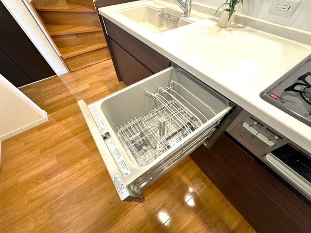 荒川区荒川8丁目の良邸のキッチン|面倒な後片付けは食洗機におまかせ。空いた時間には、ソファでテレビを観ながらゆったりひと息。家事の負担を減らして、毎日に小さな余裕と心地よさをもたらします。