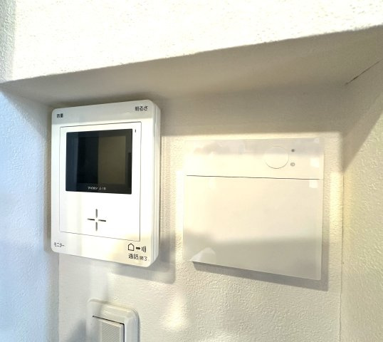 荒川区荒川8丁目の良邸の防犯設備|モニター付きインターホン：リビングから来訪者を確認できるモニタ付きインターホンで安心です。/床暖房：空気や肌が乾燥しにくく足元あったか。自然と家族の集まる団らんスペースに。