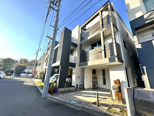 荒川区荒川8丁目の良邸の外観|洗練されたフォルムと落ち着いた色調が、街並みにやさしく溶け込む佇まい。帰るたびに、心がふっと和らぐ外観です。