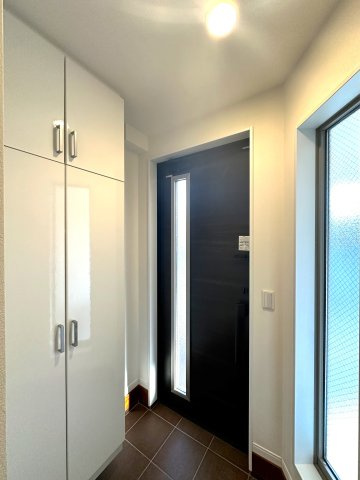 荒川区荒川8丁目の良邸の玄関|落ち着いたデザインと広々とした空間が調和する玄関は、住まう人を温かく迎え入れます。毎日の出発と帰宅を心地よく包み込み、日常に上質なひとときをもたらしてくれる場所です。