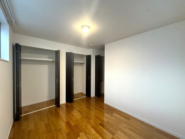 荒川区荒川8丁目の良邸の洋室|クローゼットを備えた機能的な洋室。収納力に優れ、すっきりと整った空間を保ちやすく、住まい全体の心地よさを高めてくれます。