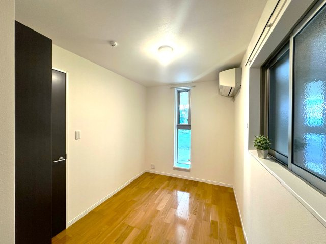 荒川区荒川8丁目の良邸の洋室|家具のレイアウトも自由自在な洋室は、暮らす人のスタイルに寄り添える柔軟な一部屋。毎日をより快適に、自分らしく過ごせる場所です。