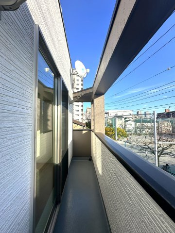 荒川区荒川8丁目の良邸のバルコニー|そよぐ風と広がる空が心地よく包み込み、日々の疲れをやさしく癒すバルコニー。朝の爽やかな光を浴び、夕暮れの穏やかな色合いに心がほどける、くつろぎのひとときをお届けします。