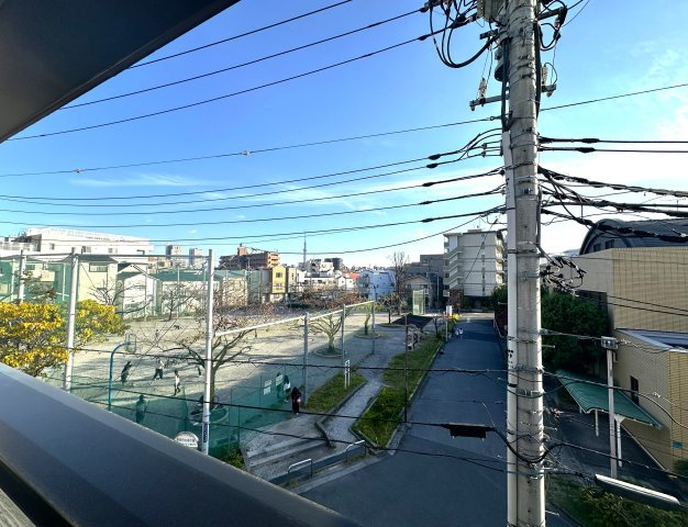 荒川区荒川8丁目の良邸の展望|窓越しに広がる風景が、暮らしのリズムに優しく寄り添います。空の移ろい、そよぐ風、遠くの街灯りが日常に静かな豊かさと安らぎをもたらしてくれます。