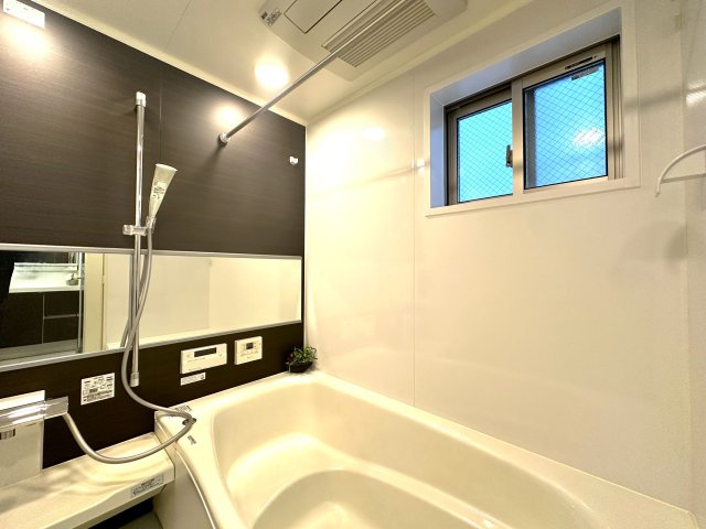 荒川区荒川8丁目の良邸の浴室|家族みんなの疲れをやさしく包み込む、広々とした癒しのバスルーム。ゆったりとくつろげる空間で、日々のストレスもすっと解きほぐされる、心身ともにリラックスできるひとときをお届けします。