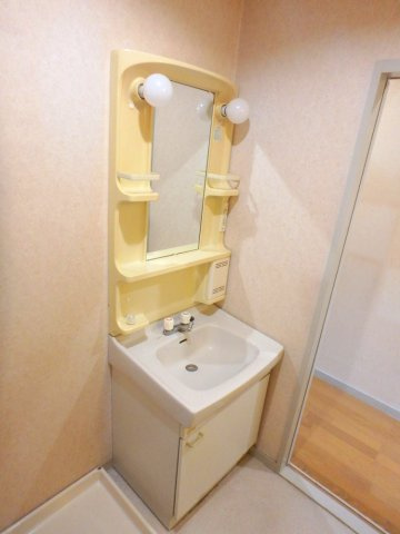 フラット３Ｎの洗面所|明るい洗面所です