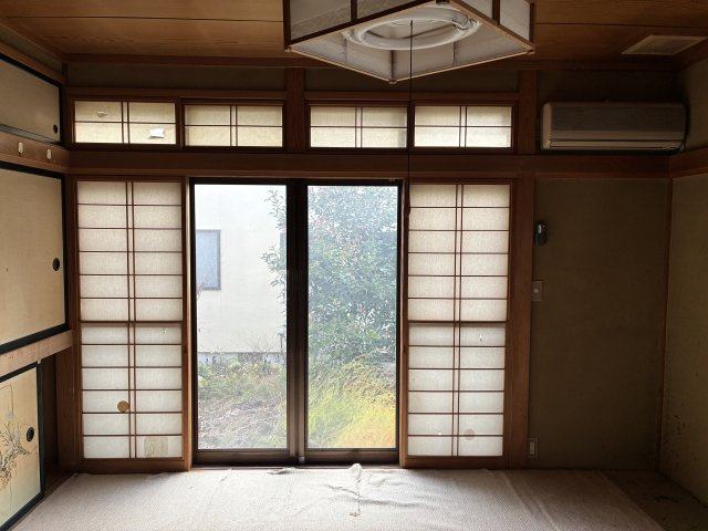 【中古住宅】中山町大字長崎字町浦戸建ての和室|1階和室8帖。