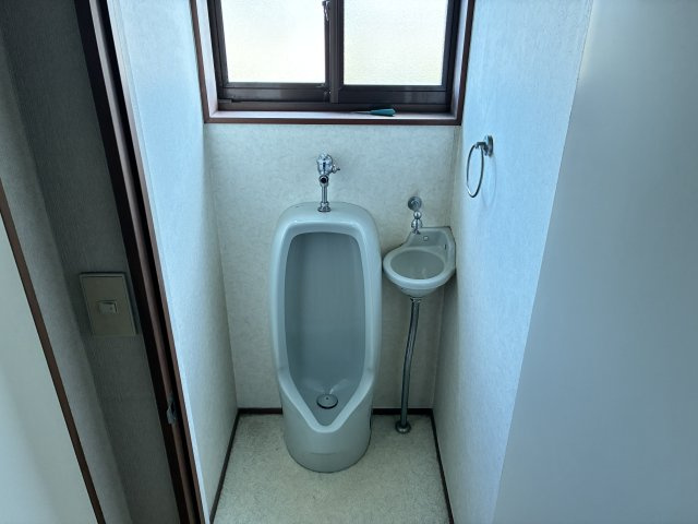 【中古住宅】中山町大字長崎字町浦戸建てのトイレ|1階小便器トイレ。