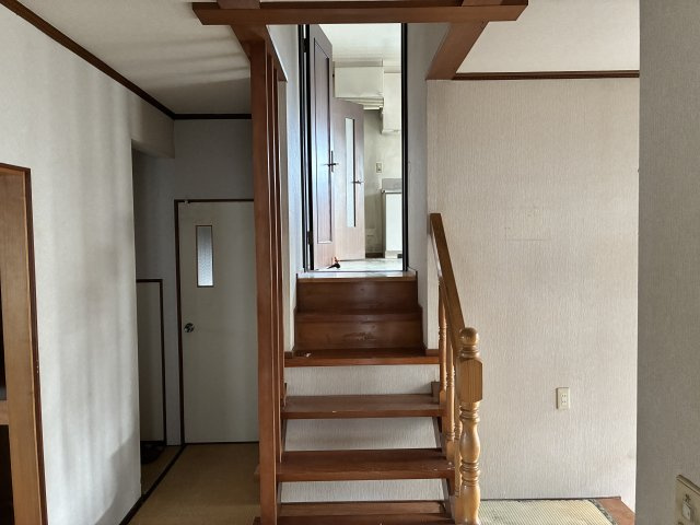 【中古住宅】中山町大字長崎字町浦戸建ての内装|玄関ホールから中２階への階段。