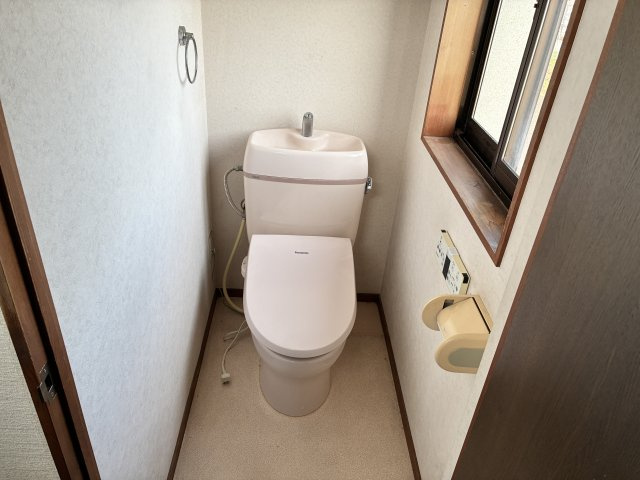 【中古住宅】中山町大字長崎字町浦戸建てのトイレ|2階トイレ。