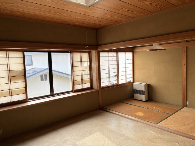 【中古住宅】中山町大字長崎字町浦戸建ての寝室|洋室9帖+畳コーナー3帖