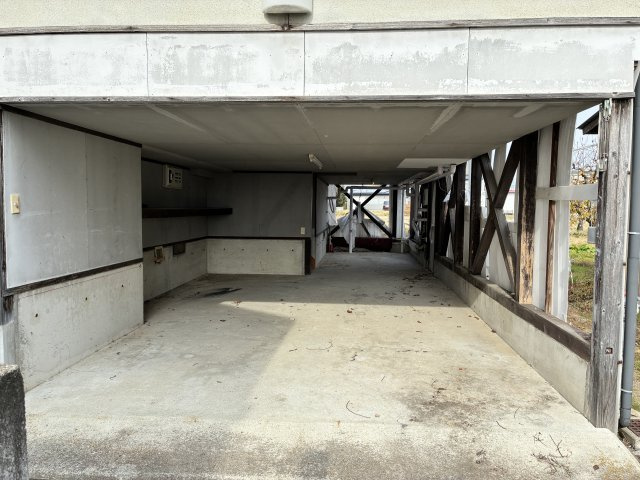 【中古住宅】中山町大字長崎字町浦戸建ての駐車場|ビルトインガレージです。