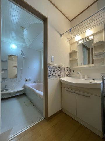 中古戸建・中古住宅　郡山市亀田2丁目　桑野小・第六中の独立洗面台|浴室脇にあるシャンプードレッサー♪浴室との間に段差がなく、ご家族にやさしい間取り(^^)